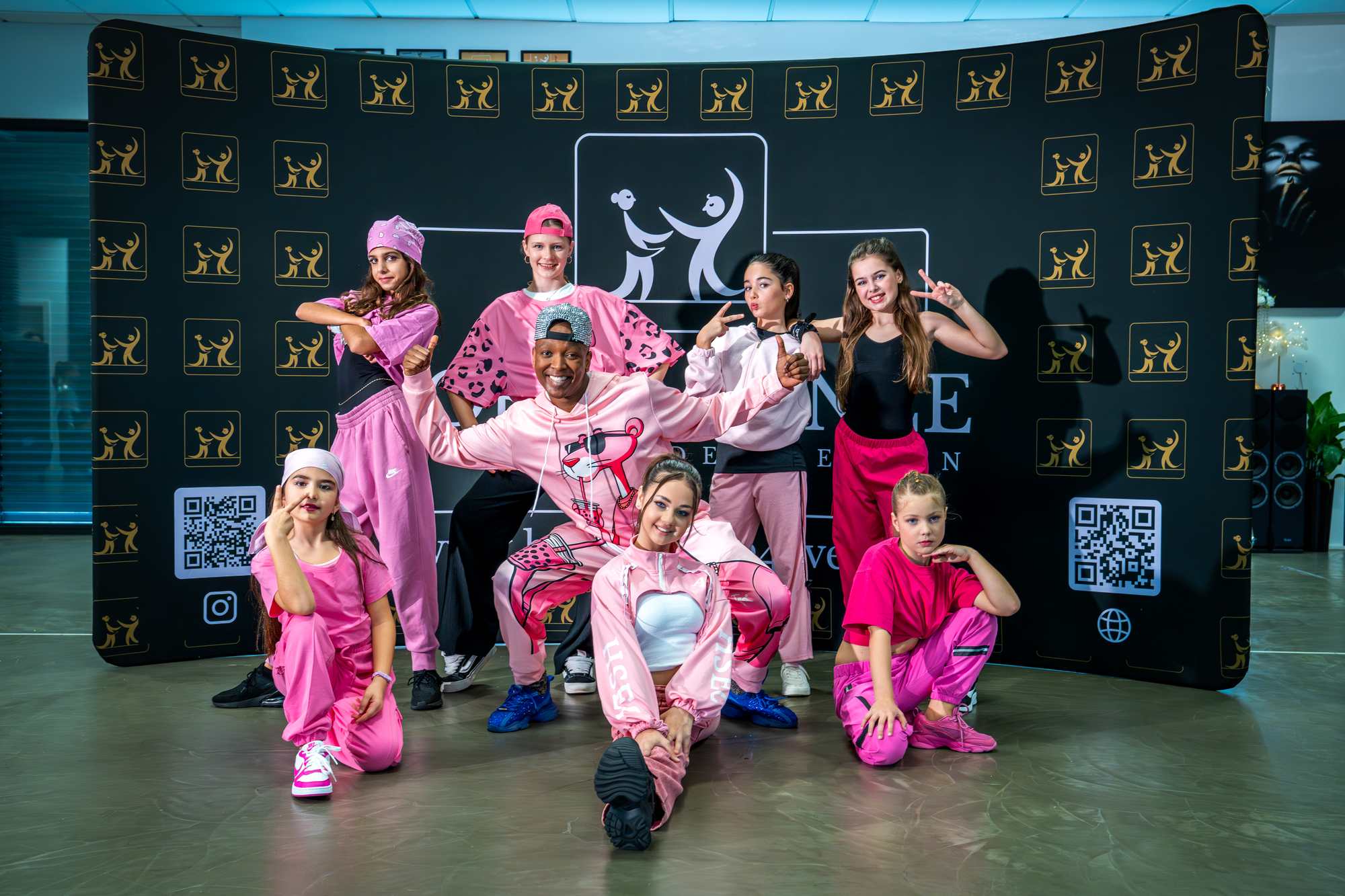 Born 2 Dance Kindergruppe in pinken Outfits posiert vor der offiziellen Fotowand